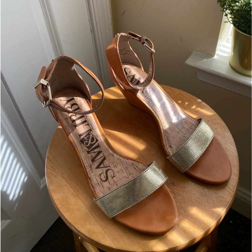 Sam & Libby tan and gold sandals with a cute wedge heel #sandals #wedgeheels
